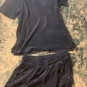 Mörkblå frottéshorts, tröja. Sjukt snygga till sommarn  - Säljer ett par mörkblå shorts och tröja i mjukt frottétyg. Perfekta för en avslappnad dag hemma eller på stranden. Shortsen har en elastisk midja för extra komfort och två sidofickor.