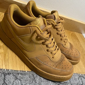 Nike sneakers  - Beiga Nike sneakers storlek 44 dom är lite kryssade från framsidan men original pris är runt 1000kr