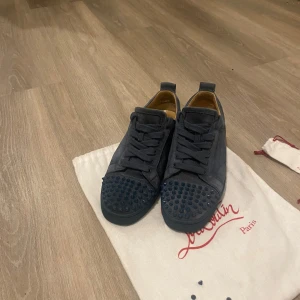 Svarta sneakers från Christian Louboutin - Ett par snygga louboutins i en sällsynt colorway, det är storlek 40 men passar med 41-41,5, har inga äkthetsbevis men dom är äkthets kontrollerade och om du är osäker så kan du fråga om bilder och kan gå ner i pris vid snabb affär,  hör av dig vid mista fundering😁 /mvh Kevin