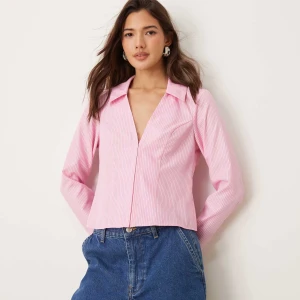 Rosa randig blus - Snygg rosa blus med diskreta ränder och en djup v-ringning. Blusen har långa ärmar och en stilren design som passar perfekt för både vardag och fest. Skulle säga storlek 38-40. Den är helt ny och säljer pga den var för liten för mig men missade retur datumet🫣Köpt för 429kr Skriv privat om du undrar något eller för fler bilder. Kan skickas eller mötas upp i Linköping. Finns på fler sidor.