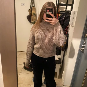 Beige stickad polotröja - Helt oanvänd tror jag möjligtvis använt max 1 gång ! Jätte mysig men personligen är jag inte så mycket för krage på tröjor ! Mycket bra skick ! 