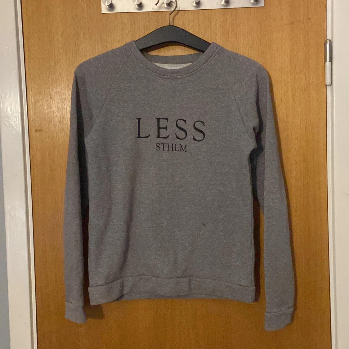 Grå sweatshirt från LESS STHLM