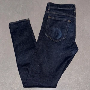 Mörkblå jeans från ToS - Snygga mörkblå jeans från Evolve, tillverkade i Italien. De har en klassisk femficksdesign och en knappgylf. Perfekta för en stilren look. Storlek är 31/34 och modellen heter Evolve😊