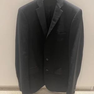 Svart kavaj från J.Lindeberg - Det är en kavaj från j.lindeberg. Sparsamt använd och i bra skick. 