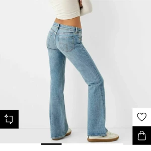 Blå bootcut jeans - Snygga blå bootcut jeans med låg midja och detalj på fickorna, helt nya från bershka