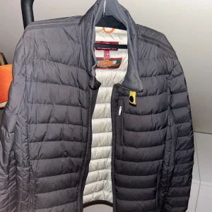 Parajumper jacka - Väldigt fint skick knappast använd köpt på kidsbrandstore för minst 3000kr Storlek Y-M den är äkta 