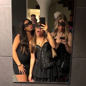 Svart korsett - Svart korsett som jag använde på halloween.  Använd en gång och den är i mycket bra skick.  Kontakta mig vid frågor eller för fler bilder.