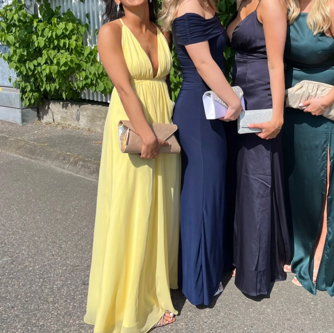 balklönning ljusgul med slits