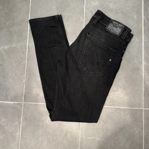 Replay jeans  - Ett par snygga jeans från Replay i storlek W33 L34 i modellen Anbass 