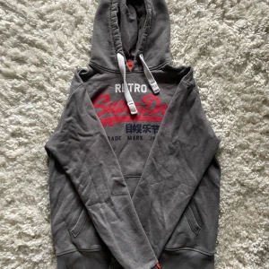 Superdry Hoodie - Snygg, stilren och fräsch Superdry hoodie - Skick: 8/10 - Storlek: L - Nypris: ≈ 1500kr - Vårt pris: 499kr - DM vid frågor & funderingar! 🙏