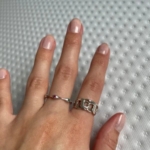 Bismarck silver ring, silver ring  - Säljer två stilrena äkta silverringar. En är från Guldfynd/Bismarck, den med kedjedesign. Den andra är tunn med små rosa & gröna stenar runt om. Ord pris var 300kr. Säljer nu för 200kr st, kan diskuteras vid snabb affär. Skriv vid frågor eller fler bilder💕