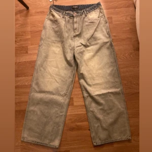 Balenciaga Jeans - Storlek 33 midja ljusblåa/grå Balenciaga jeans, aldrig använda. Wide och loose fit, pris kan diskuteras!!
