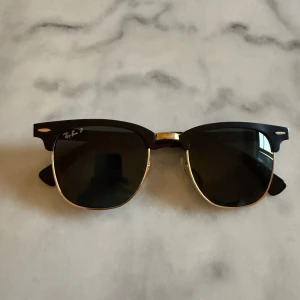 Svarta solglasögon från Ray-Ban Clubmaster - Snygga svarta solglasögon från Ray-Ban med polariserade glas. Modell Clubmaster (RB3507). Sparsamt använda. Köpta för 1799:- sälj pris 600:-. Ray ban fodral ingår. 