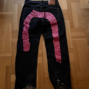 Raw denim Evisu jeans - Ett par feta evisu jeans med rosa tryck. Bra skick men har rätt så mycket heeldrag längst ner. (Kom dm för bättre bilder) Ingen aning om de är äkta. Pris kan diskuteras vid snabb affär
