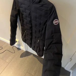 Colmar jacka  - Superfin jacka från colmar. Storlek xs. Knappt använd då den tyvärr hann bli för liten, så i mycket bra skick. Inga defekter. Lite tunnare men fortfarande väldigt varm. Köpt för ca 3500. Skriv för fler frågor 🫶🏻