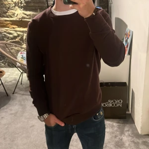 Vinröd  tröja från Dressmann S - Säljer en stilren vinröd tröja från Dressmann i mjuk bomull. Tröjan har en klassisk rund hals och långa ärmar. Knappt använd 10/10 i skick, mitt pris 300kr men går att diskuteras 