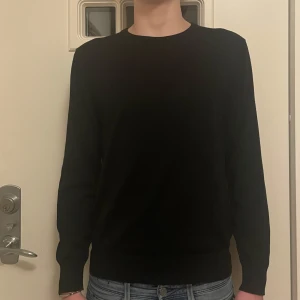 merinoullströja - Säljer en  svart tröja från Park Lane. Tröjan är tillverkad i en blandning av merinoull och akryl. Den är i rött fint skick. Killen på bilden är 180, hör av er vi frågor🥹