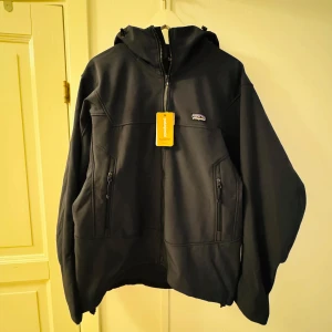 Patagonia jacka - Säljer en svart jacka från Patagonia pga rensar garderoben. Helt ny och har etiketten kvar.                                                  Perfect till kyliga dagar och är perfekt för att åka skidor. Storlek L men passar också bra till M.                                          Ord Pris 2500kr. Mitt pris 1749kr.          Pris kan diskuteras vid snabb affär