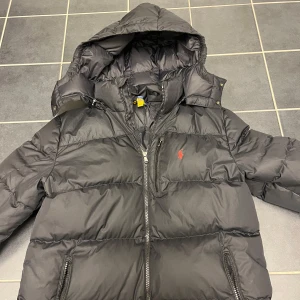  Polo Ralph Lauren jacka - Säljer en svart dunjacka från Polo Ralph Lauren, den är i ett bra skick och är riktigt fet. Bara skriva vid funderingar. Ny pris 4000kr