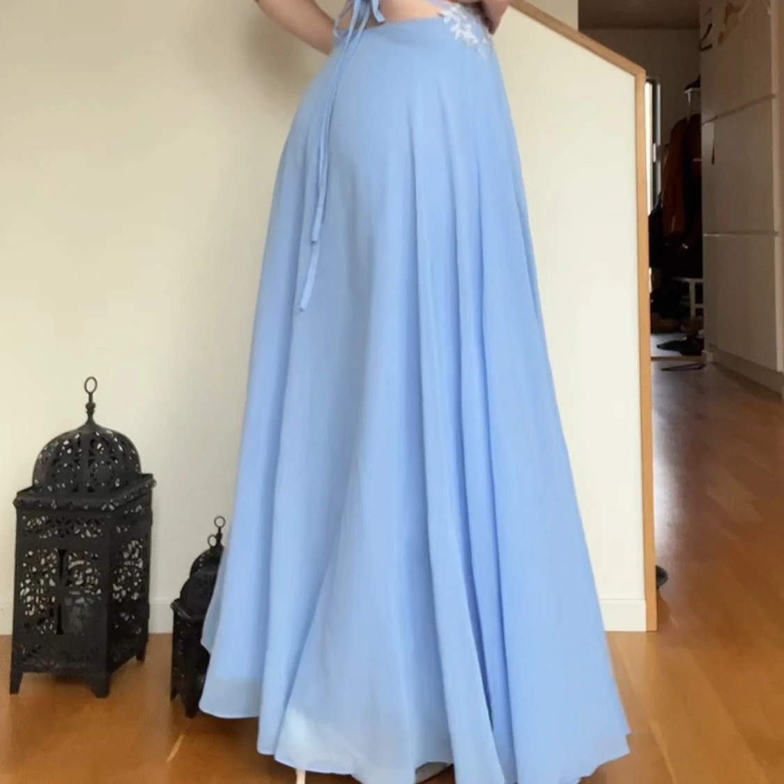 Ljusblå balklänning med spetsdetaljer - 2