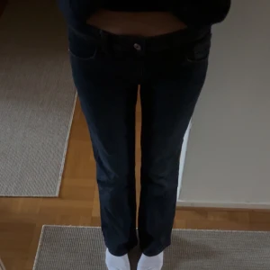Mörkblå jeans - Snygga mörkblå jeans med sömmar på bakfickorna. Lågmidjade flare/straight leg. I storlek 40 men är liten i storleken och passar mig som är 36/38. Pris kan diskuteras.