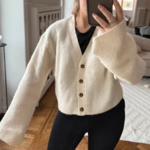 Stickad kofta - Superfin krämvit stickas kofta i storlek M men sitter som en S fast med lite längre ärmar.