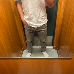 Dsquared2 jeans - Säljer ett par väldigt fräscha dsq2 jeans som inte används!  Strl 54  Snygg grå färg med vita slitningar! Kvittot medföljer tyvärr inte, därav priset.