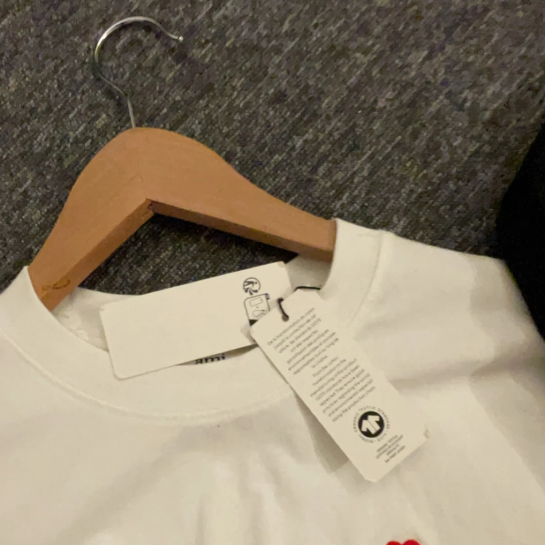 Vit t-shirt med rött hjärta från Ami - 90