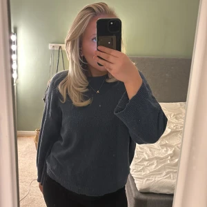 Mörkblå stickad tröja - Säljer denna stickade tröjan då den inte är till någon användning.