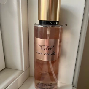 Victoria secret body mist - Säljer denna helt nya body misten i bare vanilla. Den doftar söt och fräsch vanilj🤩 Helt oanvänd, säljs inte i Sverige längre! 250ml