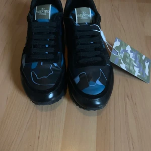 Valentino rockrunners - Säljer dessa tvär feta valentino rockrunners helt nya (testade en gång) och är topp skick🤩 om ni vill ha mer specifika bilder så är det bara att fråga om vid snabbt och änkelt köp så kan jag gå ner i pris.
