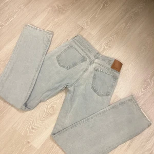 Ljusblåa jeans - Fina ljusblåa jeans ifrån Bikbok