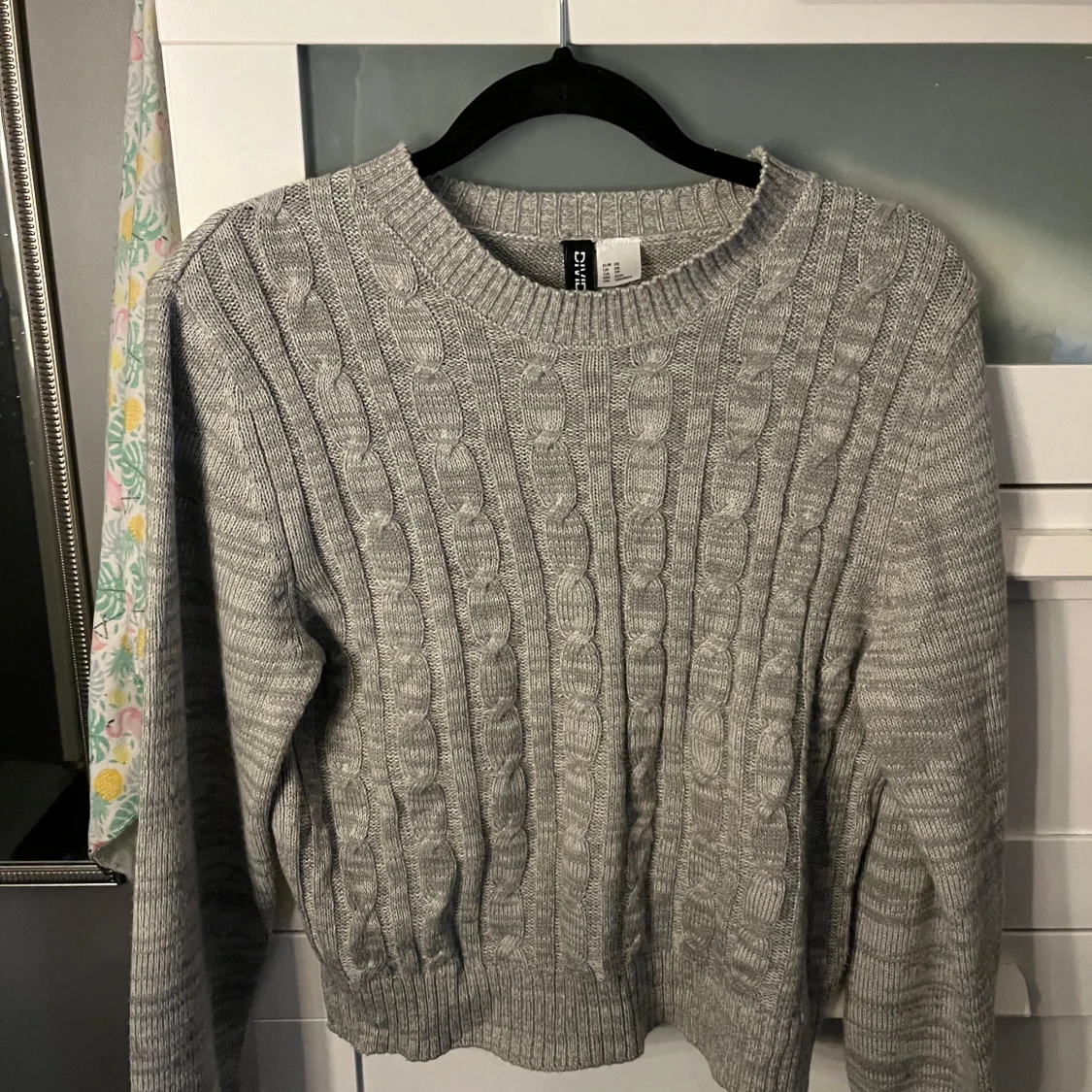 Grå stickad tröja
