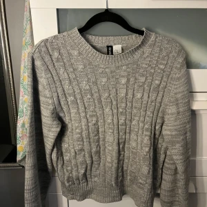 Grå stickad tröja  - Grå stickad tröja från h&m i storlek xs 
