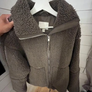 Brun teddyjacka från H&M - Väldigt eftertraktad teddyjacka från hm, slutsåld överallt❤️ helt oanvänd!