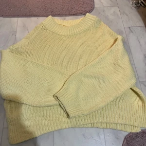 Gul stickad tröja - Säljer en mysig gul stickad tröja med långa ärmar och ribbstickade muddar. Perfekt för kyliga dagar och ger en härlig färgklick till garderoben. Passar bra till både jeans och kjol. Hör av dig vid intresse! 🌼