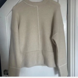 Beige stickad tröja - Jätte fin och Såå skön stickad tröja. Inte det minsta stickig. Finns ej i deras sortiment längre. Använd vid få tillfällen, jätte fint skick. storlek xs men passar xs-s. Bilden är lånad, kom privat för egna bilder❤️💕pris kan diskuteras