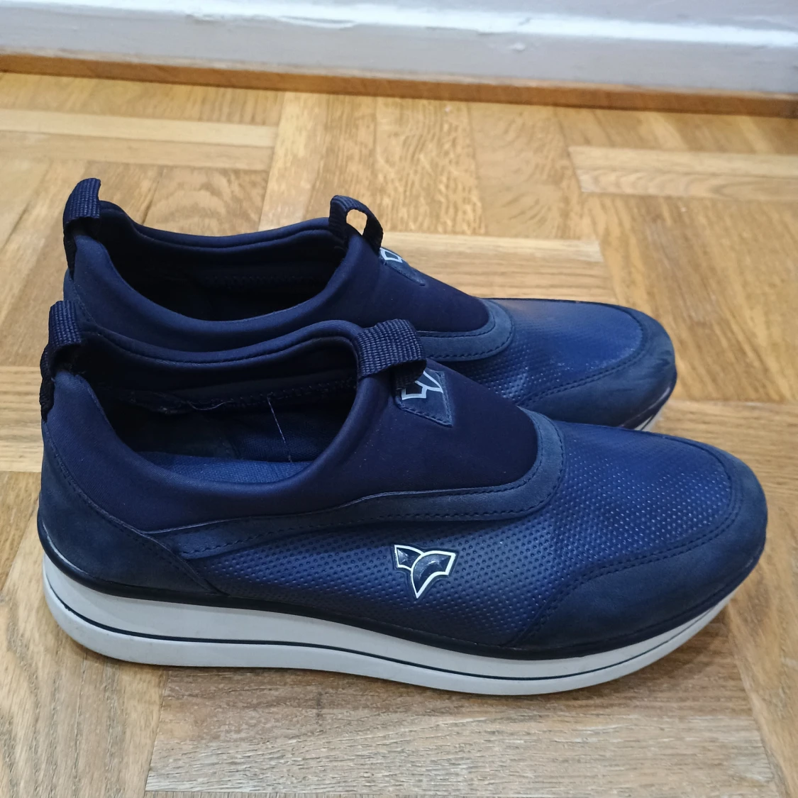 Blå sneakers med vit sula - 2