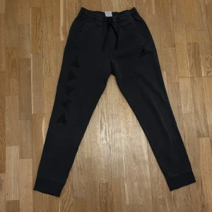 Adidas Mörkgrå mjukisbyxor - Mörkgrå mjukisbyxor med snörning i midjan från Adidas. Perfekta för en bekväm och stilren look. Sparsamt använda. 