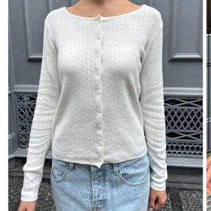 Brandy melville - Säljer denna helt nya koftan från brandy melville! Den är jättesöt men passar tyvärr inte mig :( Nypris ca 400kr💗