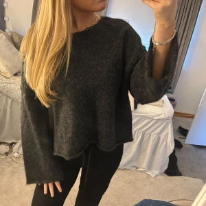Zara tröja  - Aldrig använd jätte gosig stickad tröja från Zara, går inte att köpa längre 🩷är i M men sitter som en s 