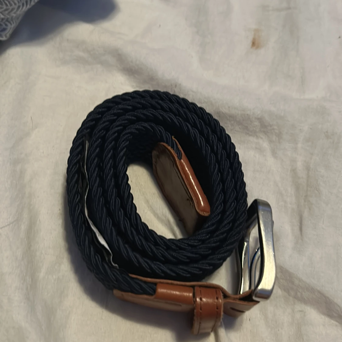 Flätat bälte med läderdetaljer - 91