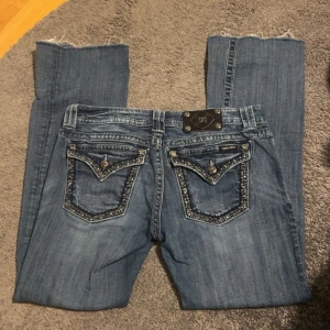 Miss Me Bootcut jeans❤️ - Snygga blå bootcut Miss Me jeans, med dekorativa fickor bak. Jeansen har en klassisk femficksdesign och är perfekta för en avslappnad stil. Tillverkade i ett slitstarkt material som ger en bekväm passform. Säljer då de var för korta på mig som är 172❤️