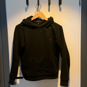 Svart hoodie från Polo Ralph Lauren - Svart Ralph lauren hoodie. Snygg och riktigt skön hoodie från polo Ralph lauren. Skriv om ni har frågor. Nypris ca 1200. Köpt på kidsbrandstore