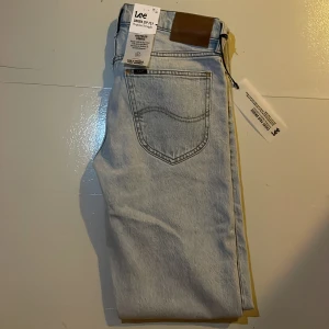 Ljusblå jeans från Lee - Snygga ljusblå jeans från Lee med en klassisk straight passform. De är storlek 29/32. Säljer på grund av för små. Nypris 1200