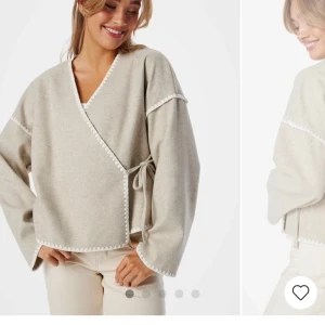 Beige omlotttröja, lappen kvar - Säljer denna tröja från VILA, helt oandvänd och lappen kvar. Slutsåld i denna storlek på hemsidan 