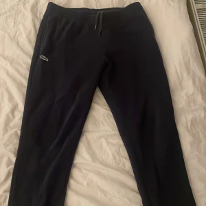 Marinblåa mjukisbyxor från Lacoste - Bra skick, storlek M