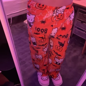 Halloween hello kitty pyjamasbyxor  - Gulliga Halloween hello Kitty byxor i storlek S/M🫶🏼 säljer då de inte kommer till användning 