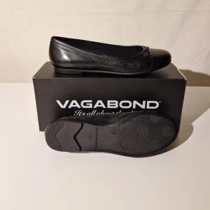 Svarta ballerinaskor från Vagabond - Eleganta svarta ballerinaskor från Vagabond. Storlek 36, oanvända i topp skick 10/10. Fråga gärna efter fler bilder!