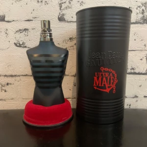 Jean Paul Gaultier Ultra Male - Säljer min JPG Ultra Male en härlig söt doft 🍦🍐,som passar perfekt för kallare dagar eller för festligare tillfällen❄️🎉. Den innehåller typ 110-115 ml och rymmer upp till 125 ml av denna populära doft🤩Skriv gärna för fler frågor‼️